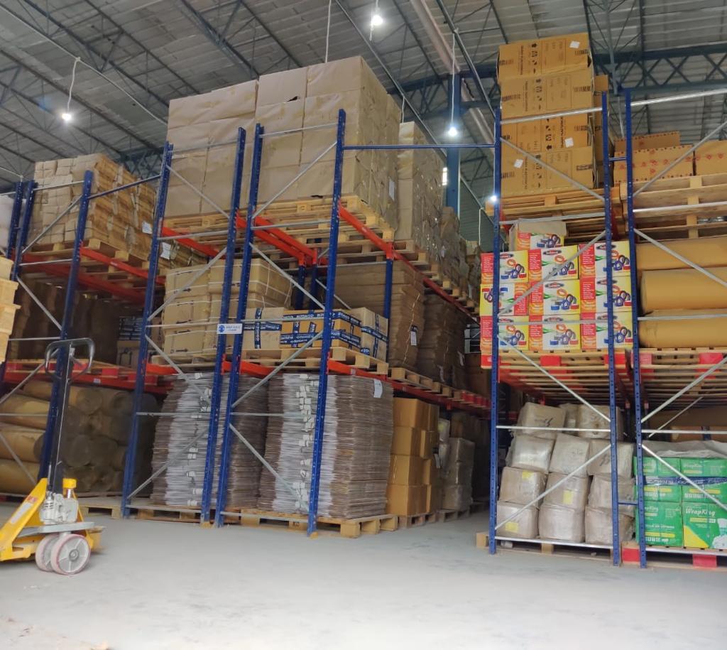 Heavy-duty pallet racking