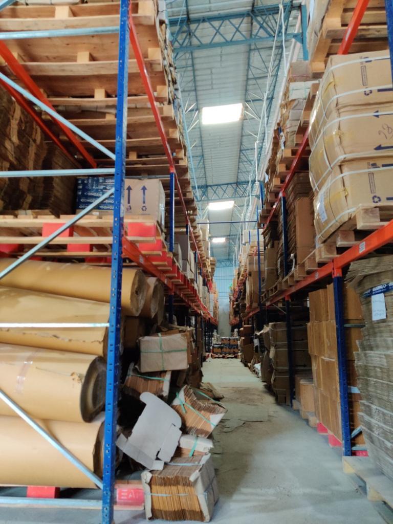 Pallet racking aisle